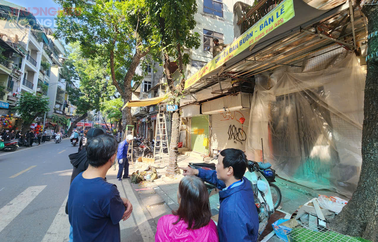 Theo ghi nhận của phóng viên, các vỉa hè vốn bị lấn chiếm bởi mái che, hàng quán tạm bợ, rác thải và vật liệu... đã được dọn dẹp sạch sẽ. Lối đi cho người đi bộ trở nên thông thoáng, các biển báo và hệ thống cây xanh được chỉnh trang đồng bộ, tạo không gian dễ chịu cho người dân và du khách tham quan.