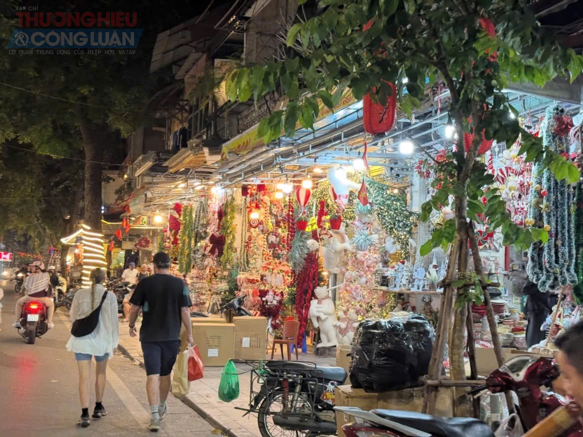 Chia sẻ với phóng viên, chị Nguyễn Thu Hằng, hộ kinh doanh trên phố Hàng Mã, cho biết: “Lúc đầu chúng tôi cũng lo lắng vì nghĩ tháo mái che sẽ ảnh hưởng đến buôn bán, đặc biệt vào dịp cuối năm. Nhưng khi thấy lực lượng chức năng làm rất nhẹ nhàng, có thông báo trước và hướng dẫn cụ thể, chúng tôi yên tâm hơn. Thực tế, có mái che hay không thì việc kinh doanh vẫn diễn ra bình thường. Đường thông thoáng, người mua dễ dừng chân hơn, chúng tôi cũng thấy thuận lợi.”