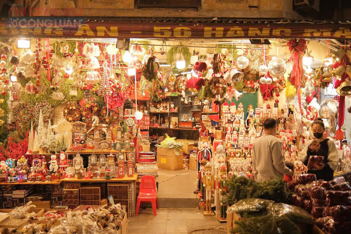 Thực hiện Kế hoạch thí điểm xây dựng phường kiểu mẫu về trật tự, văn minh đô thị (giai đoạn 2025-2026), lực lượng chức năng phường Hoàn Kiếm đã tiến hành xử lý nghiêm các vi phạm trật tự xây dựng và lấn chiếm vỉa hè dọc các tuyến Hàng Mã và các tuyến phố lân cận như Hàng Lược, Hàng Cót, Phùng Hưng...