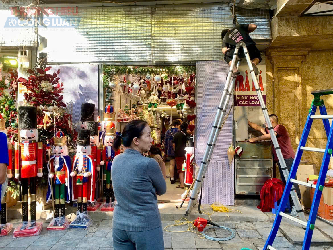 Nhiều hộ kinh doanh cũng chủ động sắp xếp lại mặt bằng, thu gọn bảng hiệu và hàng hóa về đúng ranh giới cho phép, góp phần mang lại diện mạo gọn gàng hơn cho khu phố.