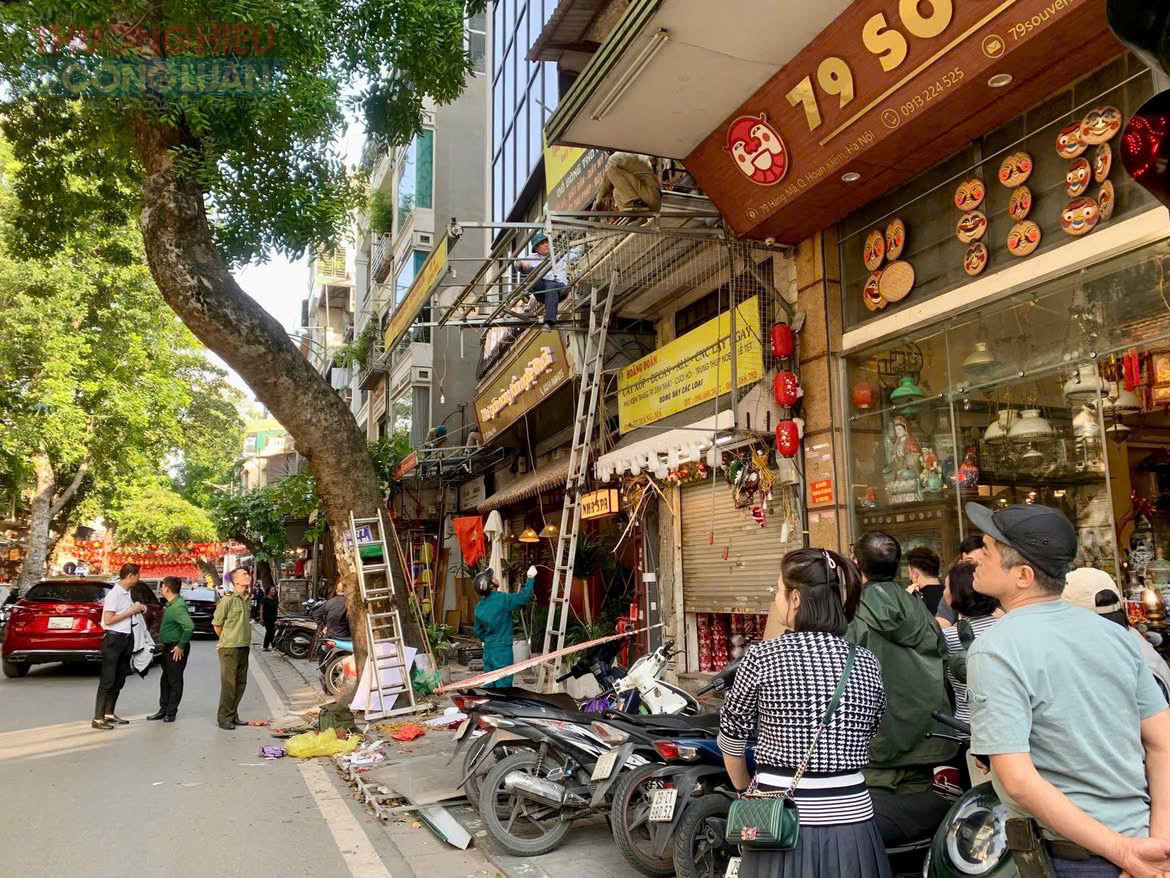 Tuy nhiên, cùng với sức hút du lịch, tình trạng lấn chiếm không gian công cộng tại Hàng Mã từng diễn biến phức tạp. Nhiều tiểu thương dựng mái che tạm bợ, treo móc hàng hóa la liệt, thậm chí đặt các mô hình trang trí tràn xuống lòng đường, vỉa hè. Việc kinh doanh quá đà không chỉ làm mất mỹ quan đô thị mà còn khiến giao thông qua khu vực thường xuyên bị ùn ứ, tiềm ẩn nguy cơ mất an toàn.