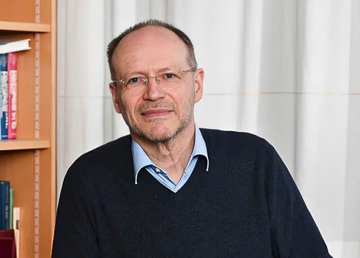 GS. Kurt Kremer, chuyên gia tiên phong trong nghiên cứu mô phỏng tính toán vật liệu mềm, đánh giá cao sự đa dạng trong các nội dung thảo luận tại VinFuture. Ảnh: idw.