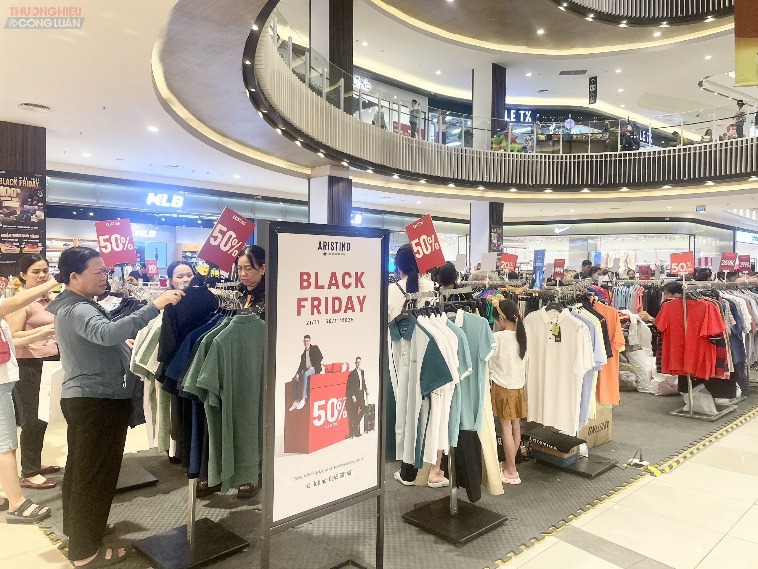 Đồng loạt giảm giá, sale sốc từ 30%, 50%, 70%, 80% để phục vụ nhu cầu mua sắm của người dân dịp Black Friday