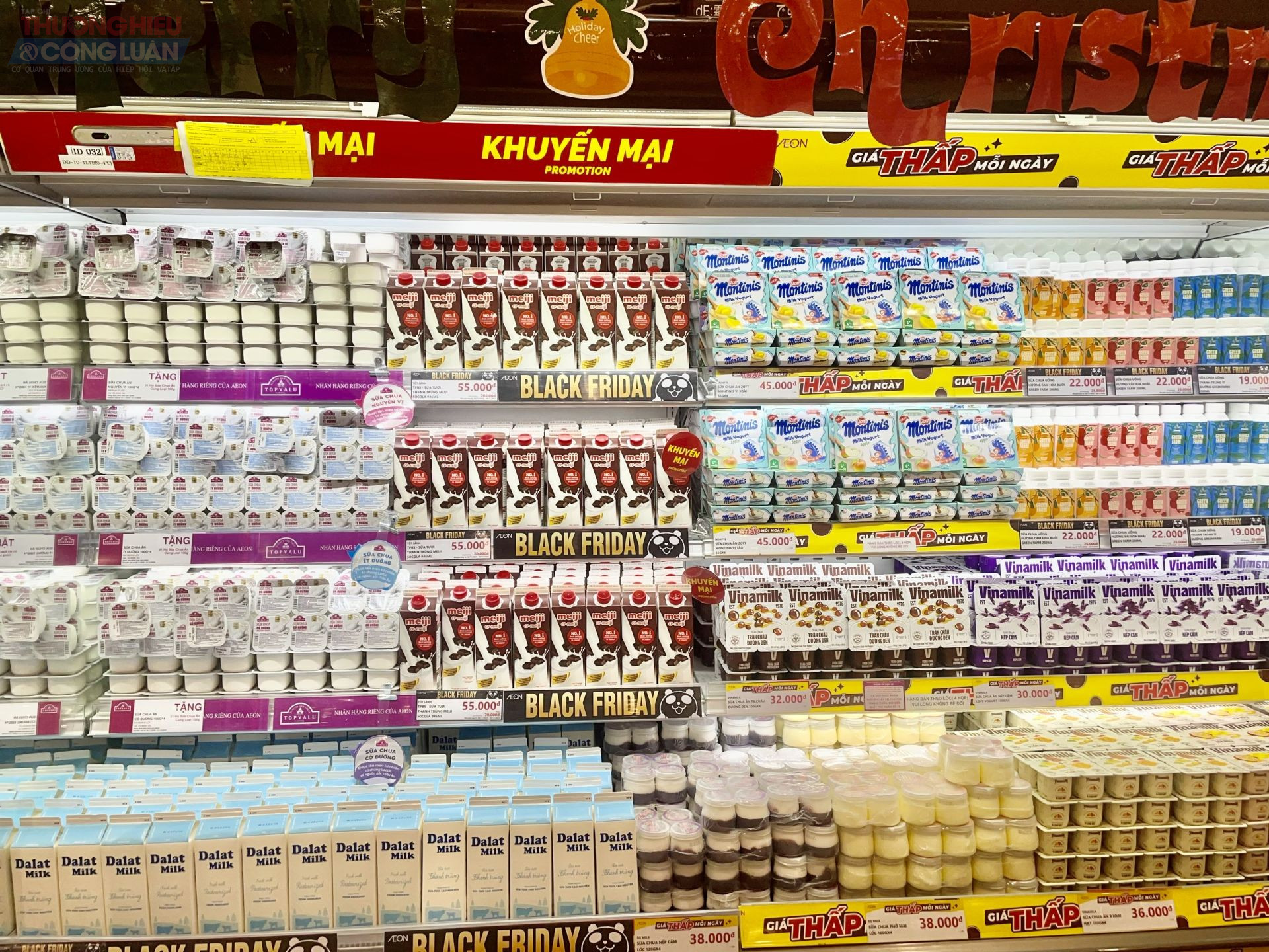 Sắc đỏ sale tràn ngập siêu thị