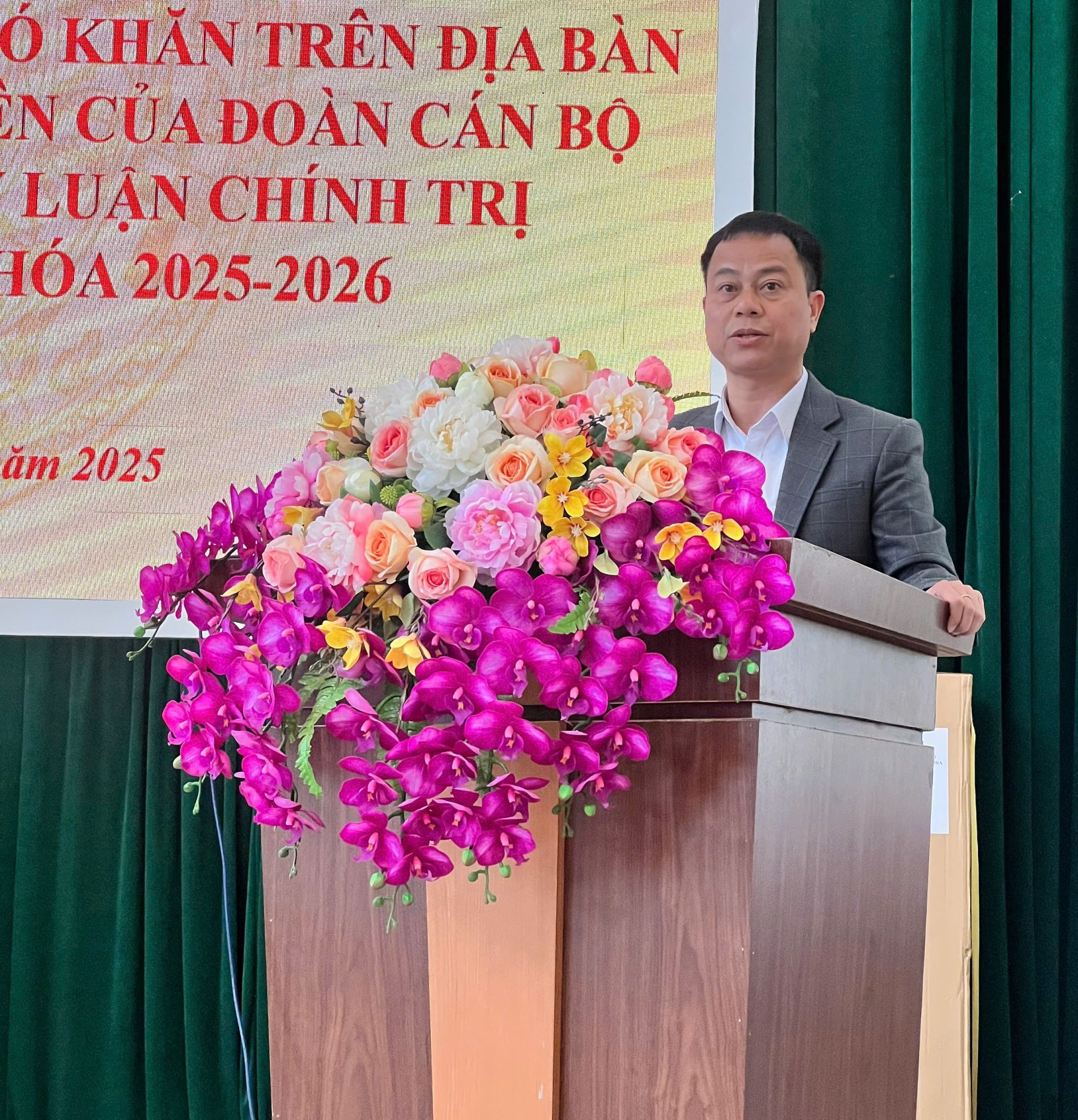 Ông Đồng Văn Nghiên – Phó Bí thư Đảng uỷ, Chủ tịch UBND xã Trung Hội phát biểu tại buổi lễ Ông Đồng Văn Nghiên – Phó Bí thư Đảng uỷ, Chủ tịch UBND xã Trung Hội phát biểu tại buổi lễ