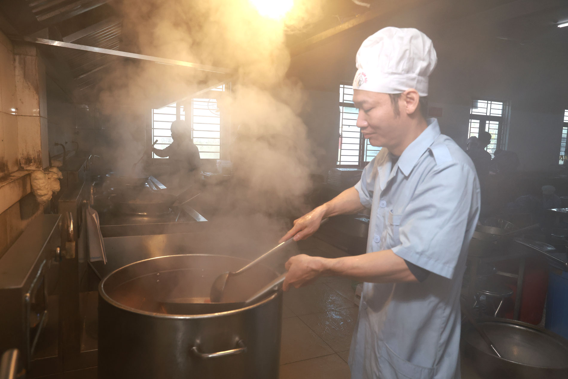 Dù phải thức khuya hay dậy sớm những người lính nuôi quân vẫn tập trung trong từng khâu chuẩn bị bữa ăn cho bộ độ