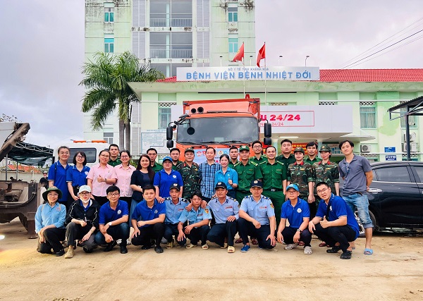 Tặng quà Bênh viên Nhiệt đới