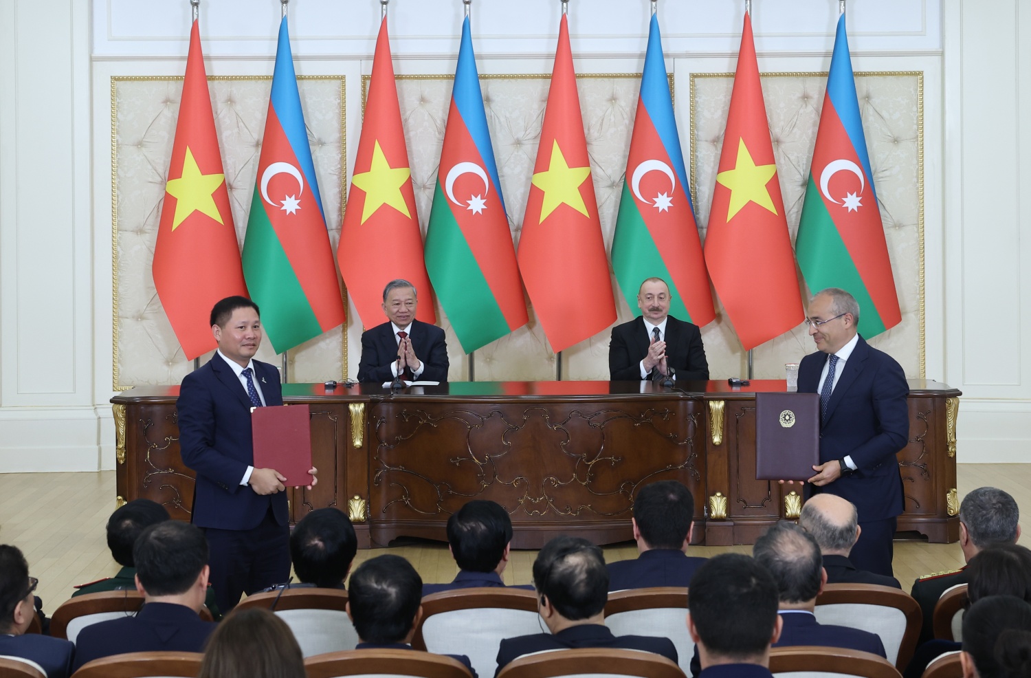 Tổng Bí thư Tô Lâm và Tổng thống Azerbaijan Ilham Aliyev chứng kiến trao đổi Bản ghi nhớ về cung cấp dầu thô dài hạn cho Nhà máy Lọc dầu Dung Quất giữa BSR - đơn vị thành viên của Petrovietnam và Bộ Kinh tế Azerbaijan. Tổng Bí thư Tô Lâm và Tổng thống Azerbaijan Ilham Aliyev chứng kiến trao đổi Bản ghi nhớ về cung cấp dầu thô dài hạn cho Nhà máy Lọc dầu Dung Quất giữa BSR - đơn vị thành viên của Petrovietnam và Bộ Kinh tế Azerbaijan.