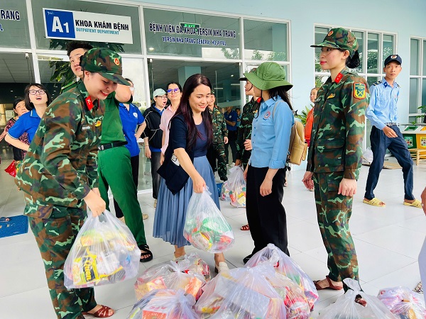 Chuyển hàng cứu trợ trao đến tay người dân bị thiệt hại do lũ lụt