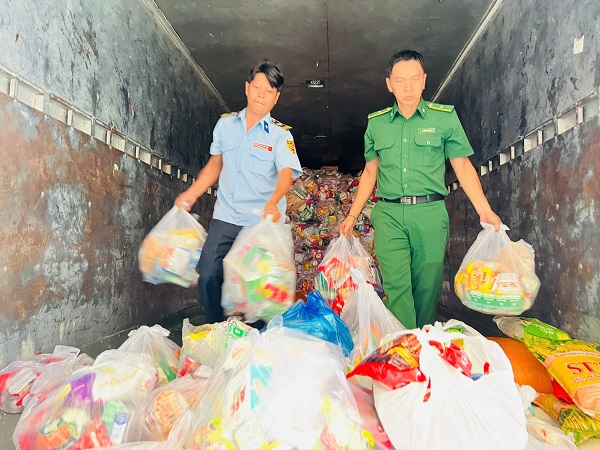 Chuyển hàng cứu trợ trao cho người dân