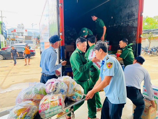 Phối hợp vân chuyển hàng cứu trợ