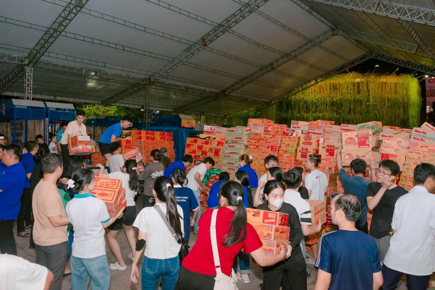 TP. HCM gửi 125 tấn nhu yếu phẩm đến bà con vùng lũ Lâm Đồng