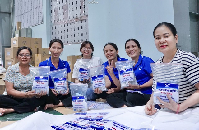 Cán bộ, công chức, viên chức, người lao động Công ty Bidiphar tham gia quyên góp, ủng hộ đồng bào vùng bão lũ. Ảnh: Đình Phú.