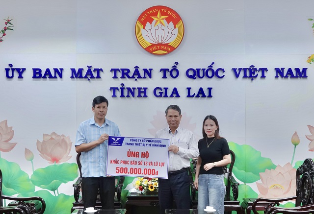 Ông Nguyễn Ngọc Dũng (thứ 2 từ phải qua) trao 500.000.000 đồng cho Uỷ ban MTTQ Việt Nam tỉnh Gia Lai để hỗ trợ đồng bào vùng bão lũ. Ảnh: Đ-P