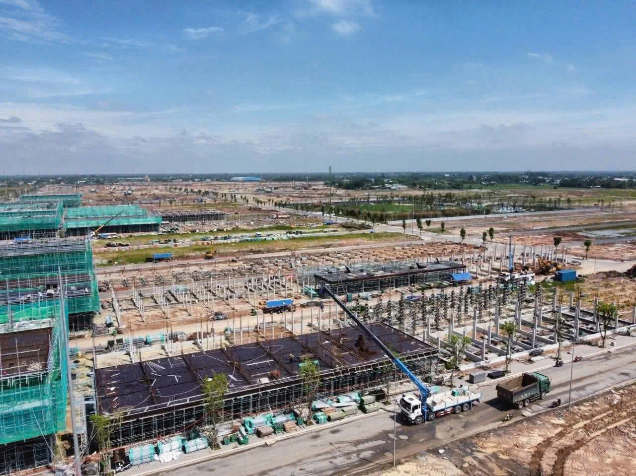 Nhiều hạng mục tại Vinhomes Golden City đã hoàn thiện, dự kiến dự án sẽ bàn giao hơn 700 căn đầu tiên vào cuối năm 2026