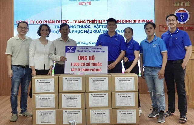 Đại diện Bidiphar (4 người bên phải) trao 1000 cơ số thuốc cho Sở Y tế TP Huế. Ảnh: Đ. Phú