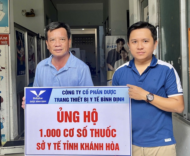 Đại diện Bidiphar (bên phải) trao 1000 cơ số thuốc cho Sở Y tế Khánh Hoà. Ảnh: Đình Phú