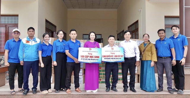 Đoàn công tác trao quà hỗ trợ đồng bào vùng bão lũ xã Tuy Phước Tây. Ảnh: Đình Phú.