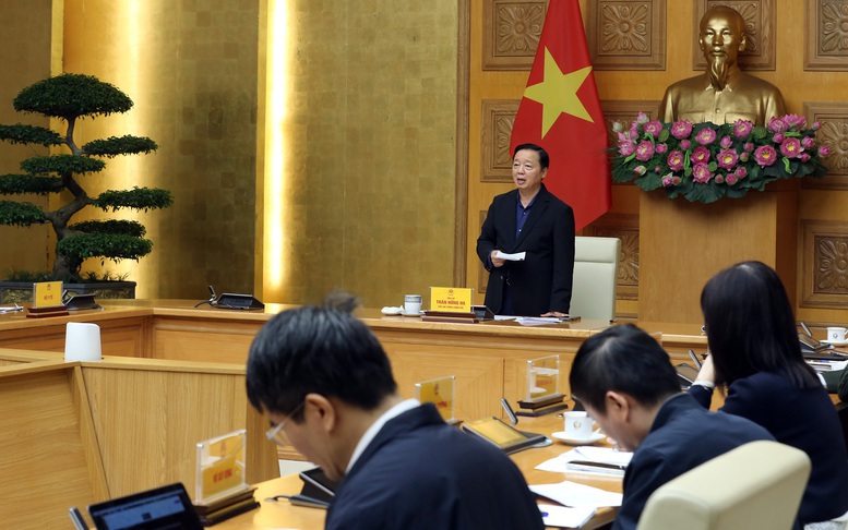 Phó Thủ tướng Trần Hồng Hà - Phó Trưởng ban Thường trực Ban Chỉ đạo Phòng thủ dân sự quốc gia chủ trì cuộc họp với các bộ ngành, địa phương về ứng phó cơn bão số 15 (bão KOTO).