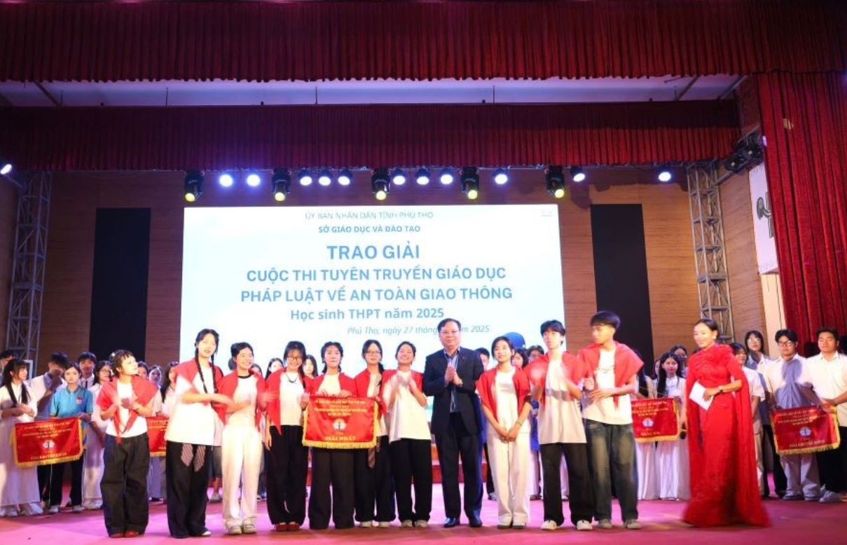 Ban Tổ chức trao giải cho các đội thi.