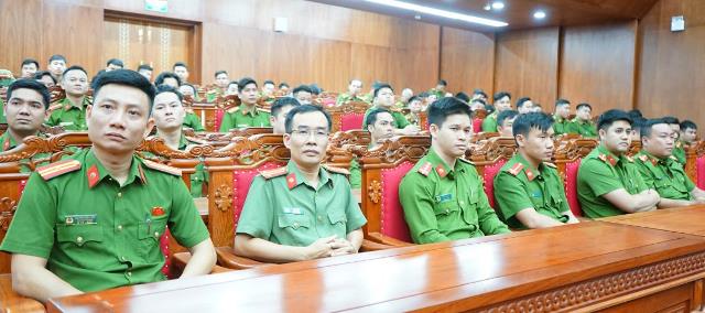 C&aacute;c c&aacute;n bộ, chiến sĩ dự buổi gặp mặt nhận nhiệm vụ tăng cường cho C&ocirc;ng an cấp x&atilde;.