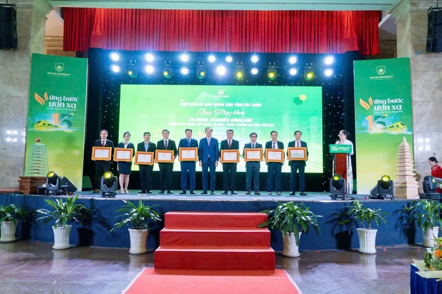 10 cá nhân và tập thể của TTU được UBND tỉnh Tây Ninh trao bằng khen, ghi nhận đóng góp cho sự phát triển giáo dục địa phương và cả nước 10 cá nhân và tập thể của TTU được UBND tỉnh Tây Ninh trao bằng khen, ghi nhận đóng góp cho sự phát triển giáo dục địa phương và cả nước