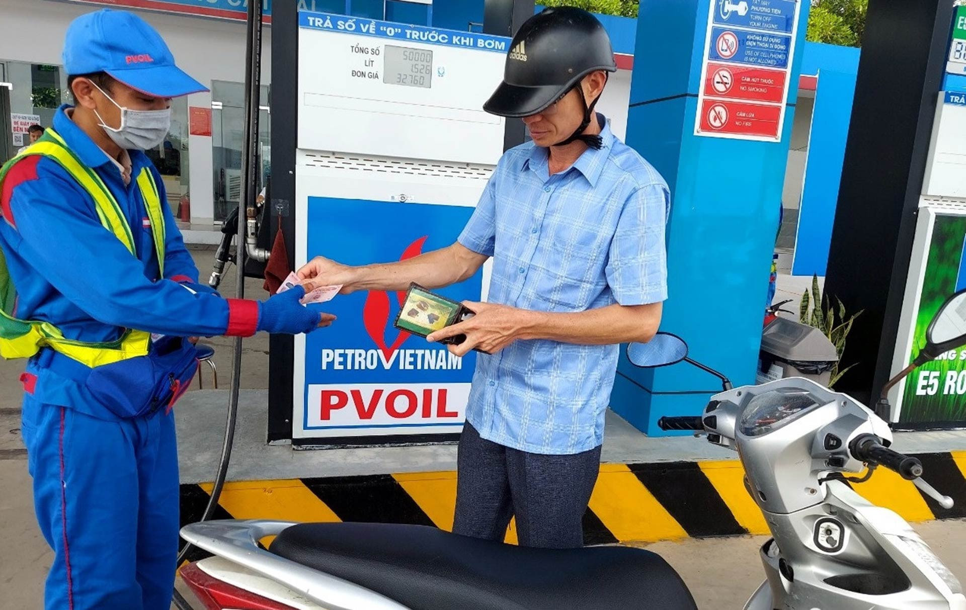 Giá xăng dầu hôm nay 27/11: Tiếp tục xu hướng giảm nhẹ. (Ảnh minh họa)