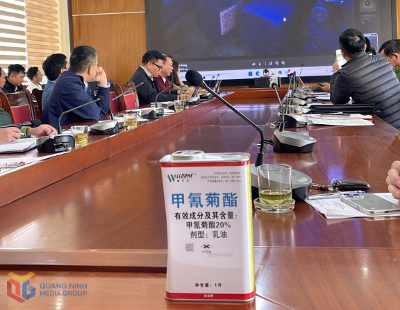 Mẫu hóa chất lạ phát hiện trong nuôi trồng thủy sản được mang đến hội nghị.