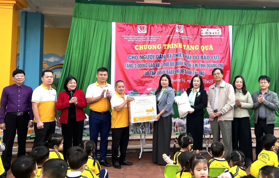 Những phần quà ý nghĩa được trao cho các em học sinh Trường Trường Mầm non Võ Ninh.