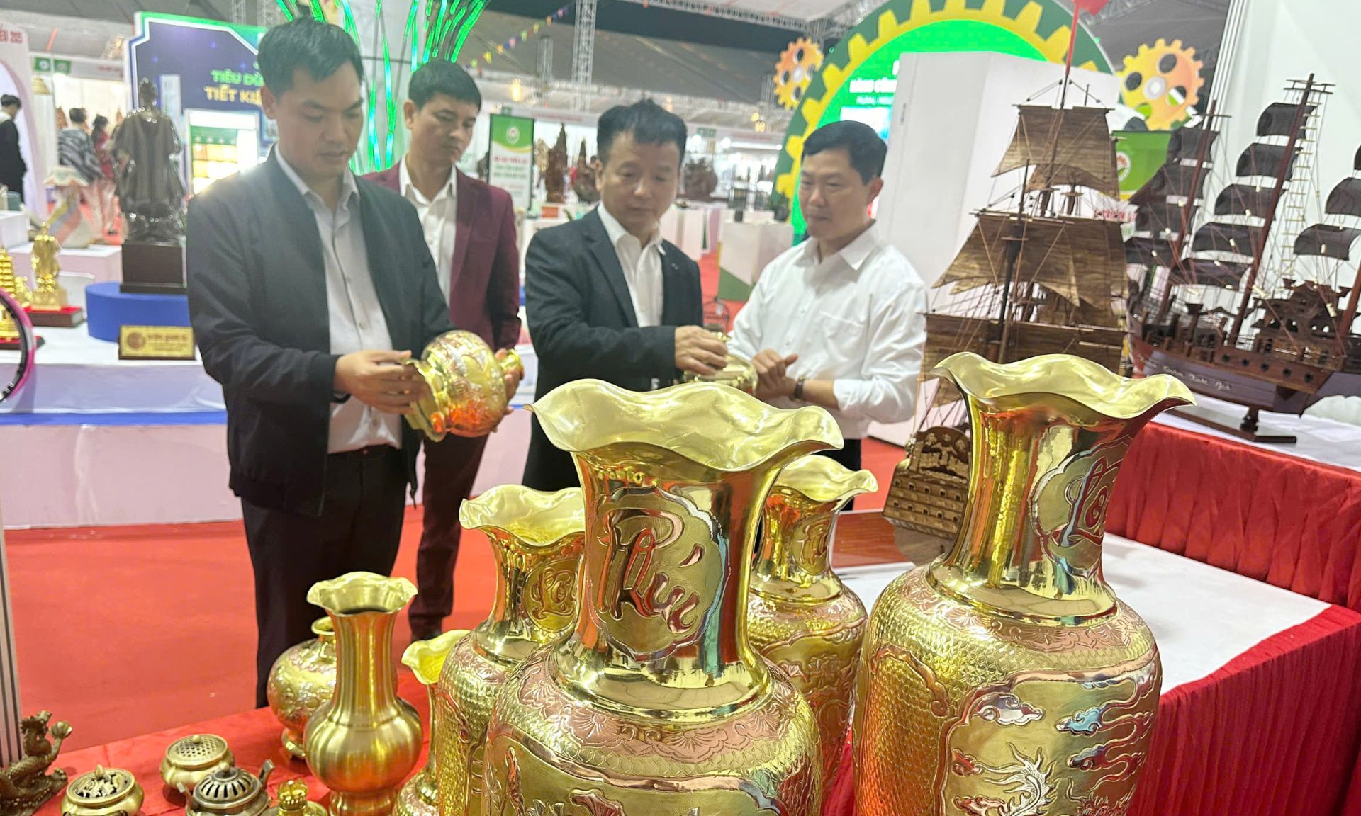 Hội chợ thu hút đông đảo khách tham quan, mua sắm. Hội chợ thu hút đông đảo khách tham quan, mua sắm.