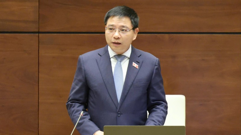 Bộ trưởng Tài chính Nguyễn Văn Thắng phát biểu làm rõ các nội dung đại biểu quan tâm. (Ảnh: DUY LINH)