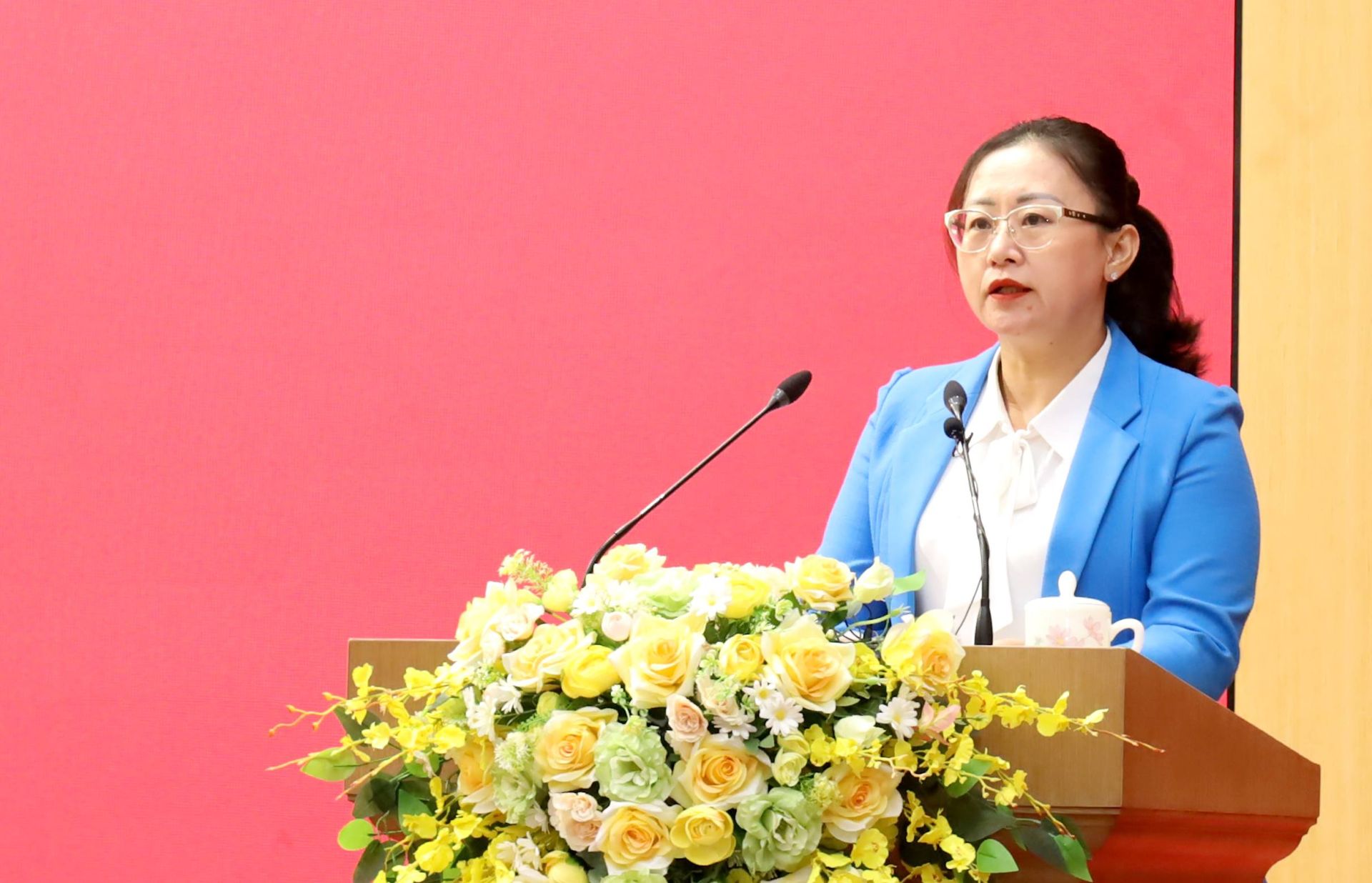 Phó Bí thư Tỉnh ủy, Chủ tịch Ủy ban Mặt trận Tổ quốc Việt Nam tỉnh Lào Cai Giàng Thị Dung phát động ủng hộ Nhân dân các tỉnh Miền trung và Tây Nguyên khắc phục hậu quả do bão số 13 gây ra Phó Bí thư Tỉnh ủy, Chủ tịch Ủy ban Mặt trận Tổ quốc Việt Nam tỉnh Lào Cai Giàng Thị Dung phát động ủng hộ Nhân dân các tỉnh Miền trung và Tây Nguyên khắc phục hậu quả do bão số 13 gây ra