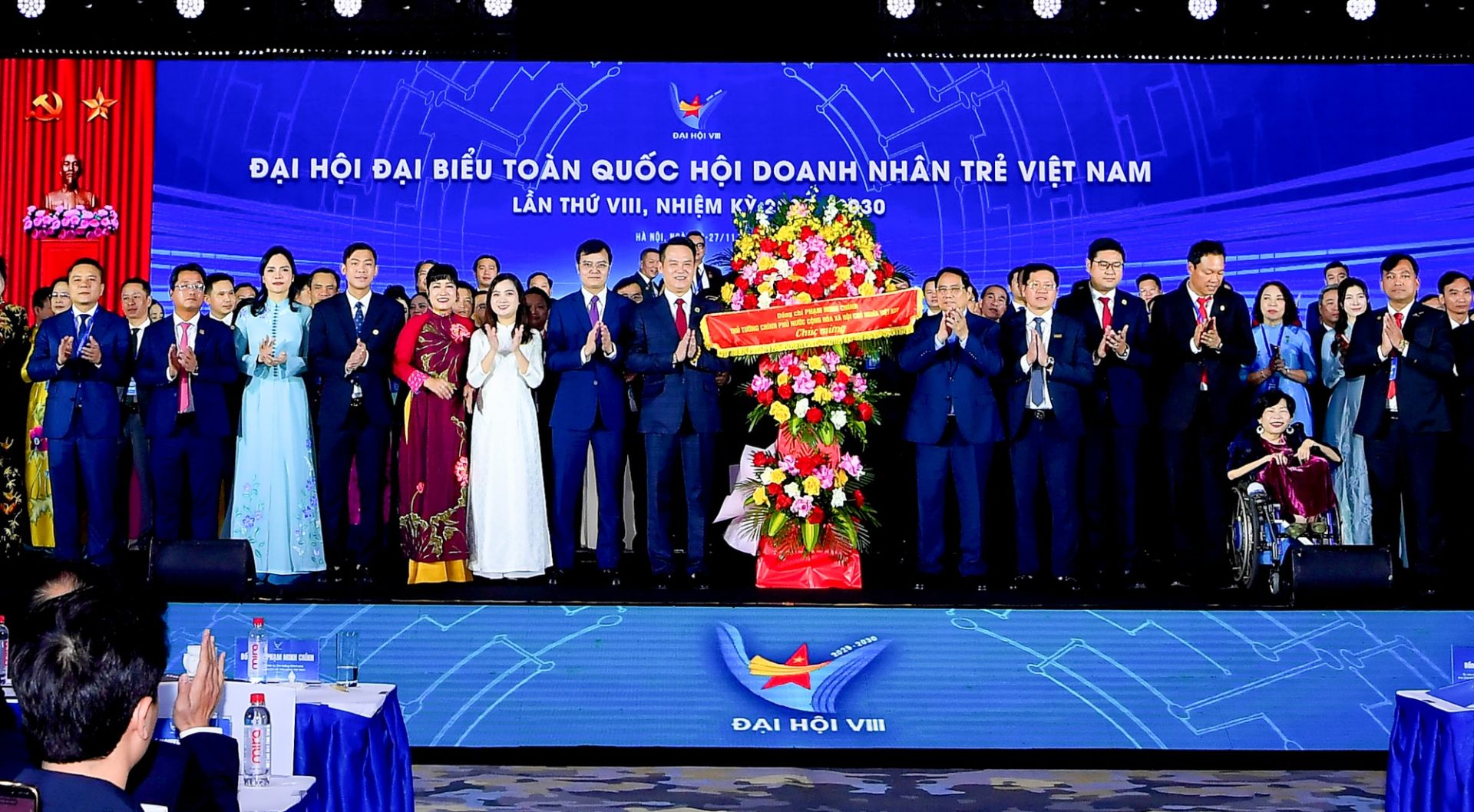 Thủ tướng tặng hoa Ủy ban Hội Doanh nhân trẻ Việt Nam khóa VIII. (Ảnh: VGP/Nhật Bắc)