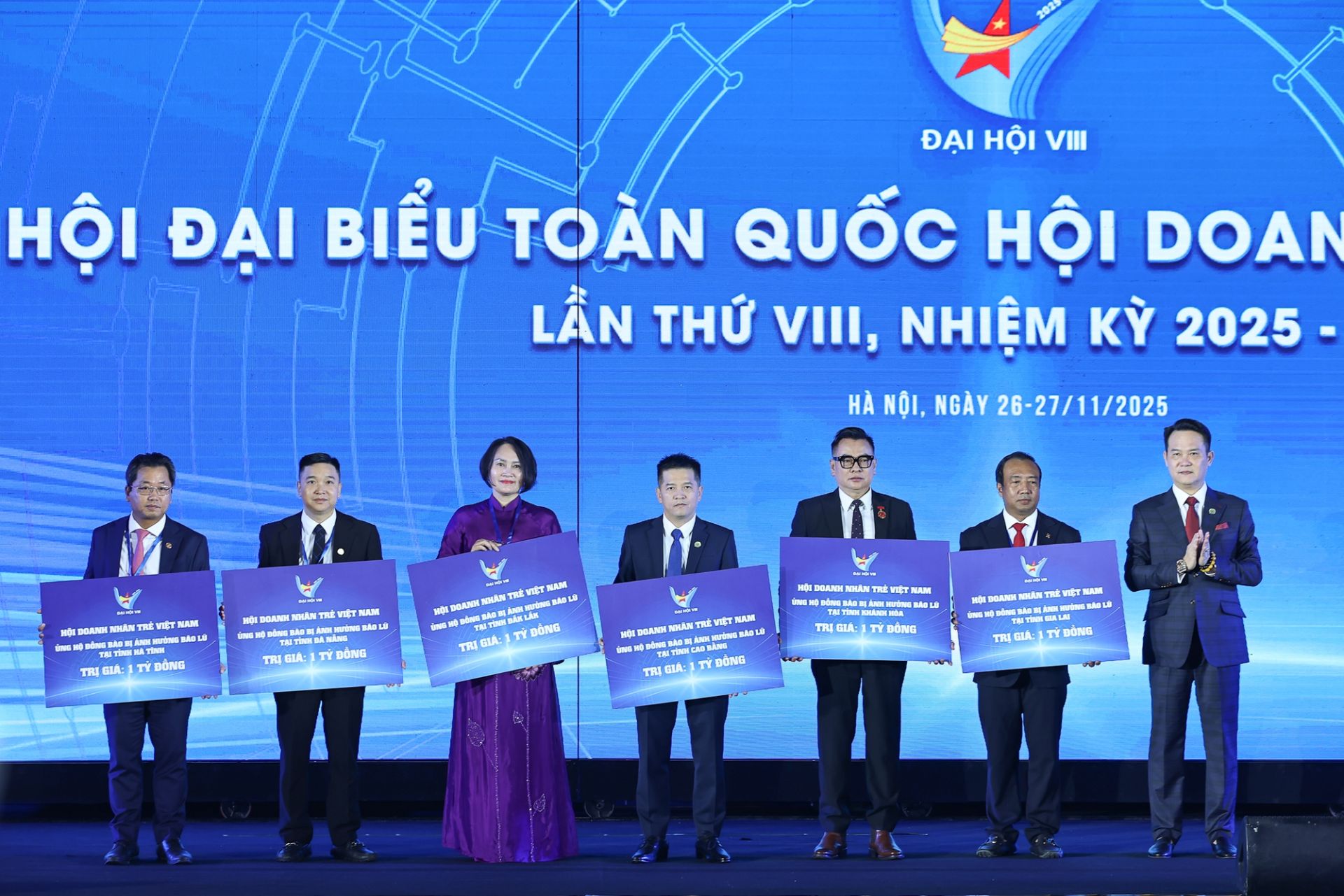 Hội Doanh nhân trẻ Việt Nam trao tặng hỗ trợ các tỉnh, thành phố chịu ảnh hưởng bởi mưa, lũ tại khu vực miền Trung. (Ảnh: VGP/Nhật Bắc)