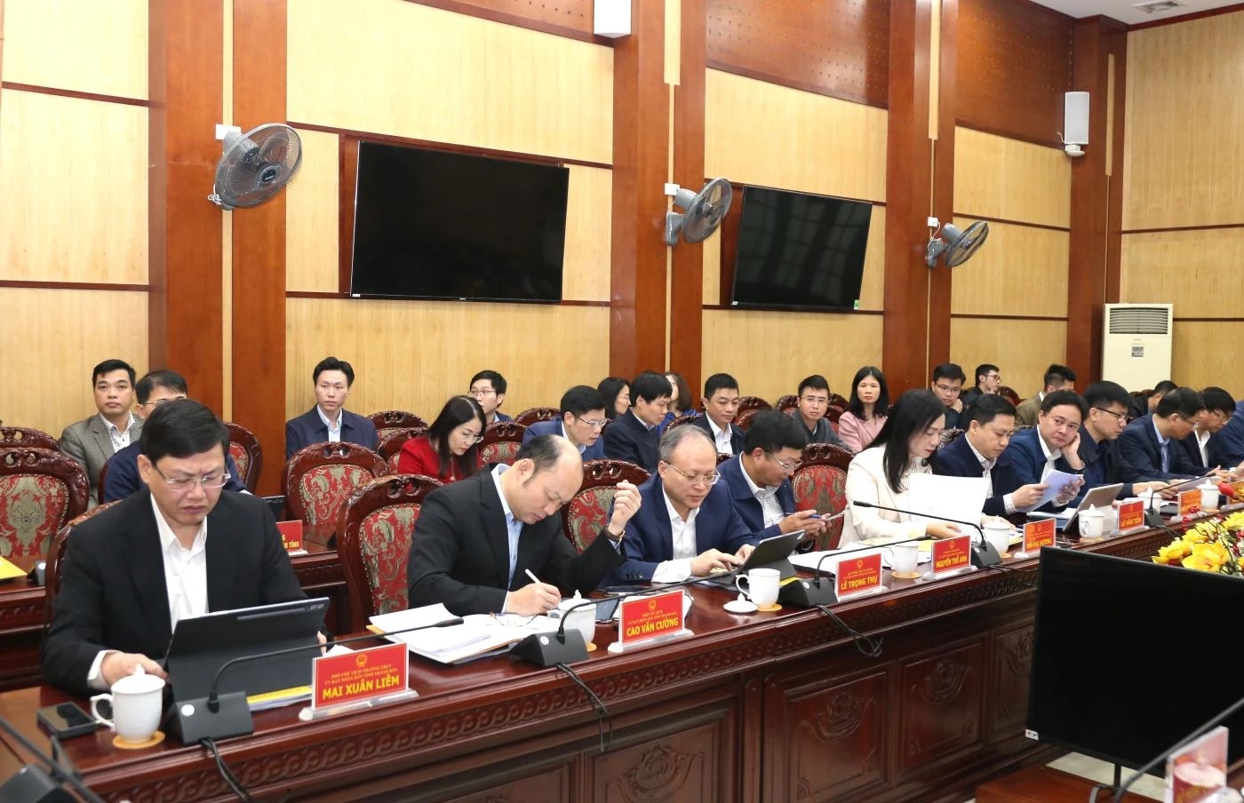 Các đại biểu tham dự phiên họp