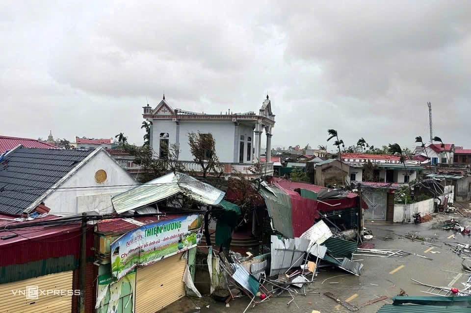 Hòa Phát hỗ trợ người dân Đắk Lắk 100.000m2 tôn lợp để khắc phục hậu quả bão lũ