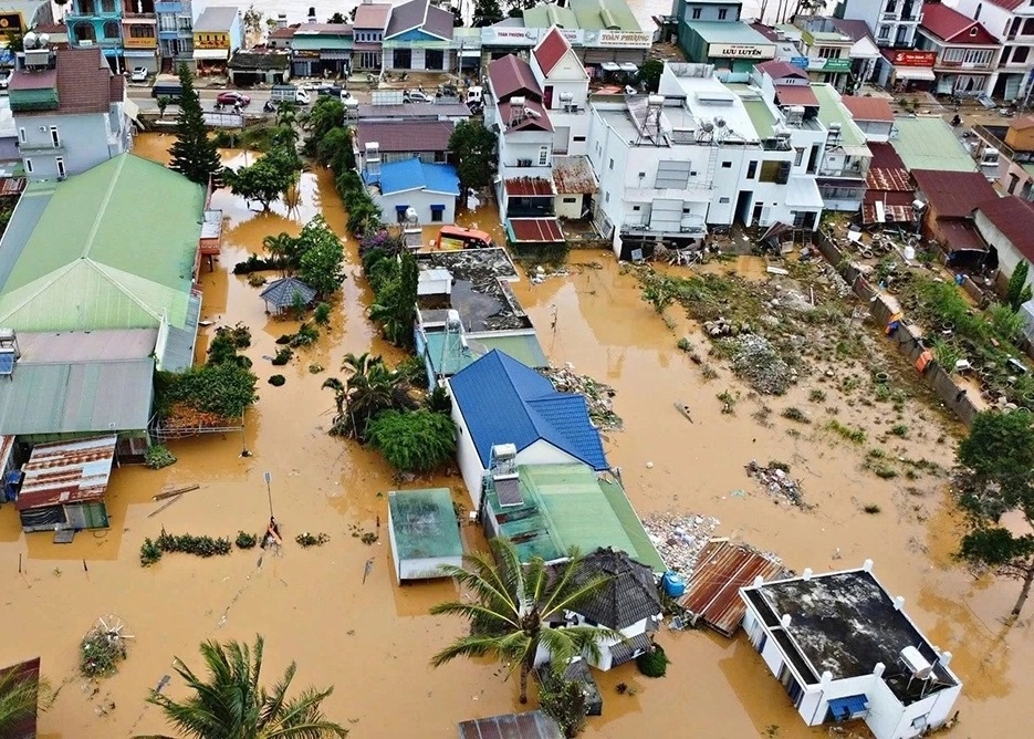 Mưa lũ làm hàng nghìn ngôi nhà bị hư hỏng nặng, sập, đổ, trôi, cần nhiều nguồn lực để sửa chữa, xây dựng lại.