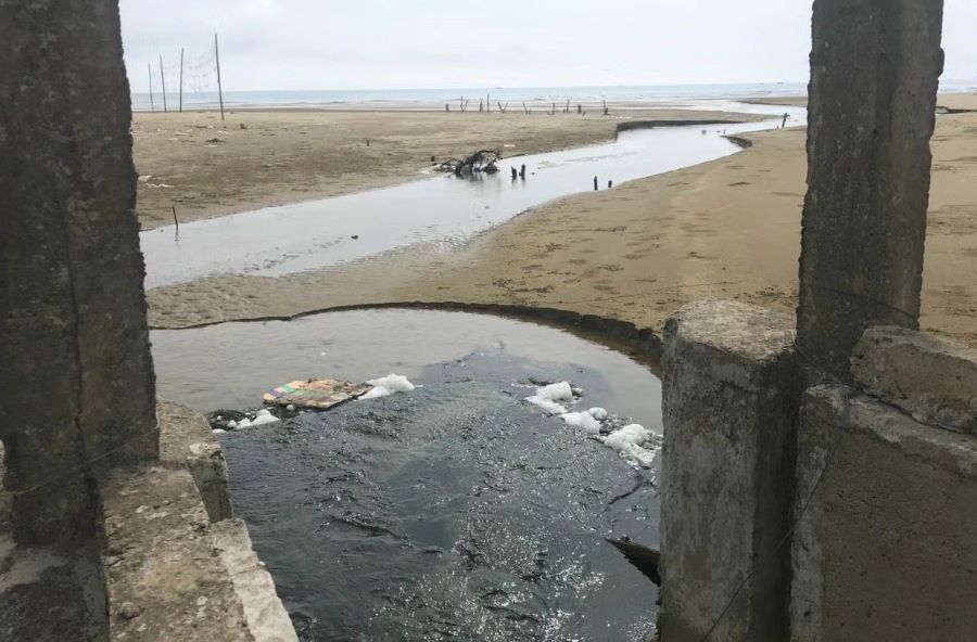 Cống xả thải từ khu nuôi tôm công nghệ cao ở xã Yên Hòa ra biển.