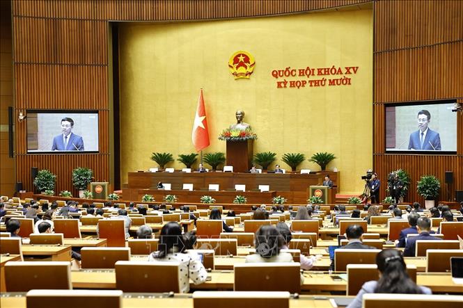 Bộ trưởng Bộ Khoa học và Công nghệ Nguyễn Mạnh Hùng, thừa uỷ quyền của Thủ tướng Chính phủ trình bày Tờ trình dự án Luật Trí tuệ nhân tạo. Ảnh: Doãn Tấn/TTXVN