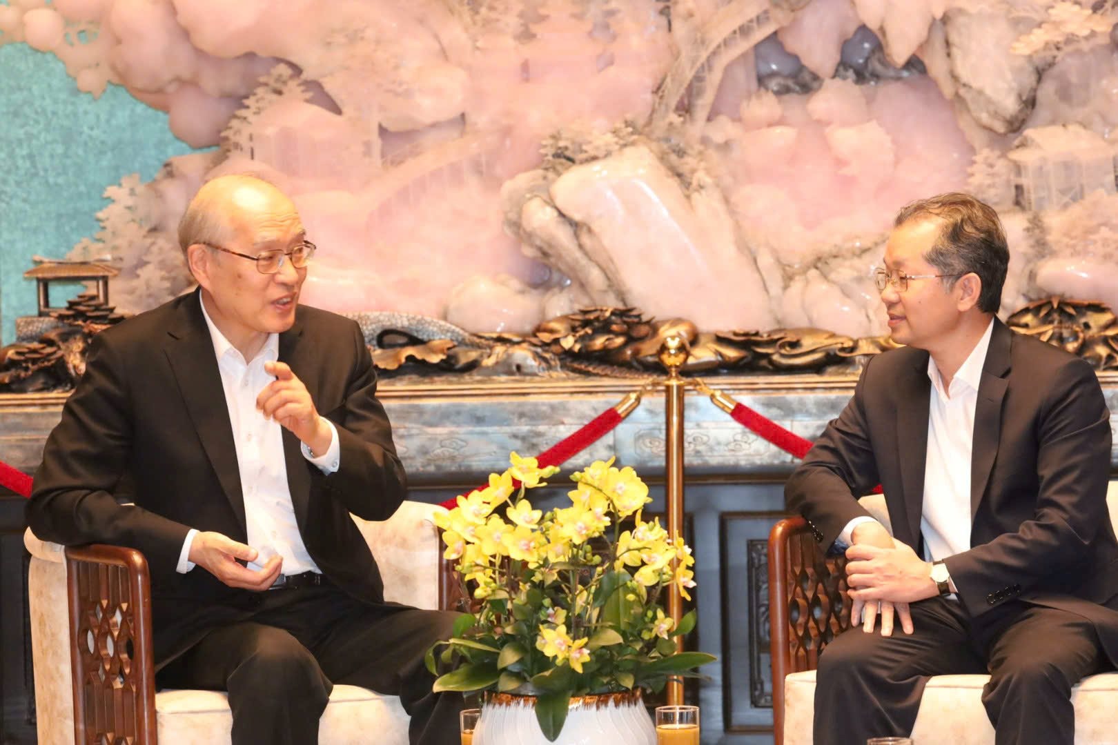 Ông Nguyễn Văn Quảng, Ủy viên Ban Chấp hành Trung ương Đảng, Chánh án Tòa án nhân dân tối cao Việt Nam đón tiếp Ủy viên Ban Chấp hành Trung ương Đảng, Chánh án Tòa án nhân dân tối cao Trung Quốc Trương Quân.