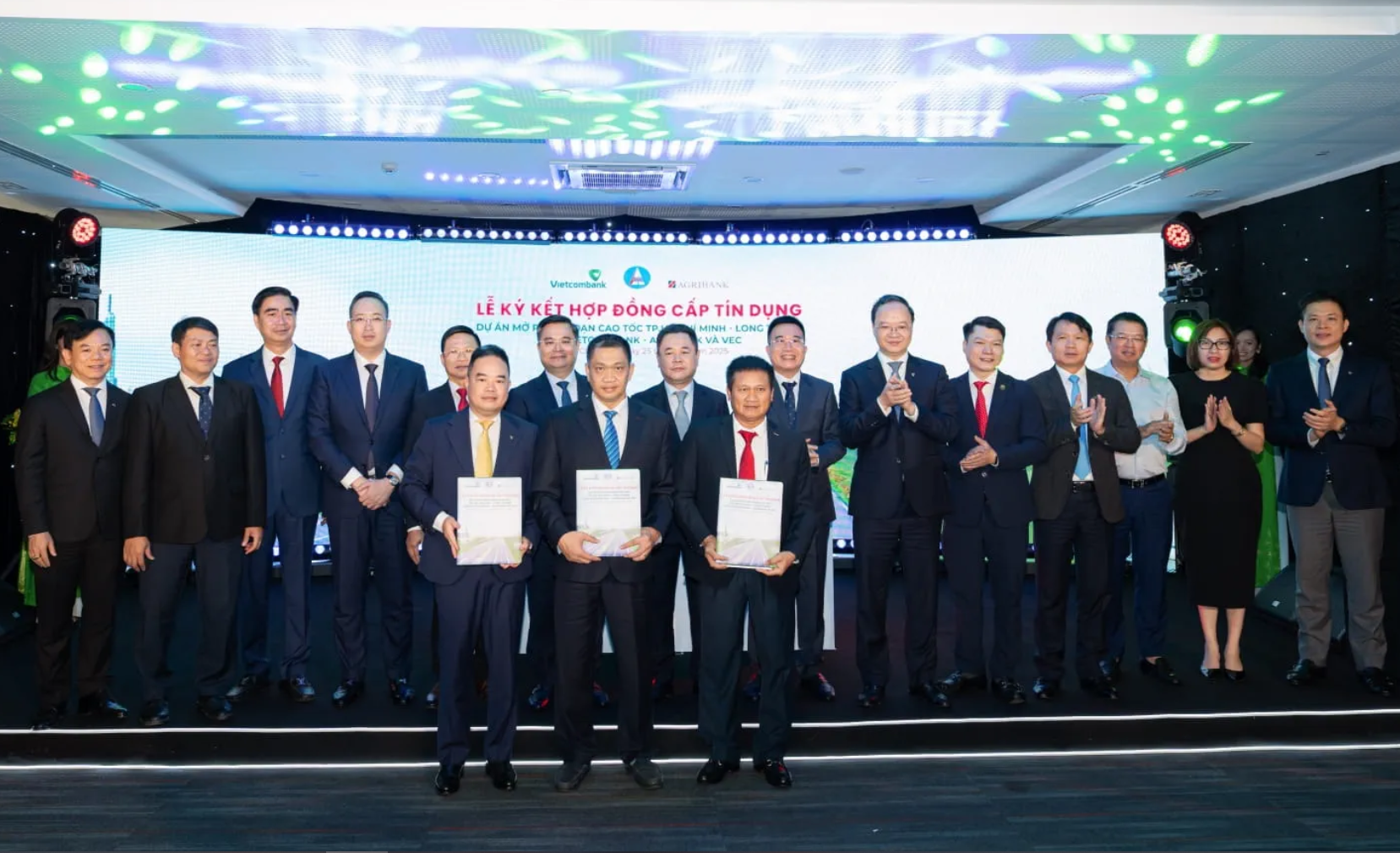 Ban lãnh đạo Vietcombank, Agribank và VEC chụp ảnh lưu niệm sau khi ký kết. Ảnh: VCB Ban lãnh đạo Vietcombank, Agribank và VEC chụp ảnh lưu niệm sau khi ký kết. Ảnh: VCB