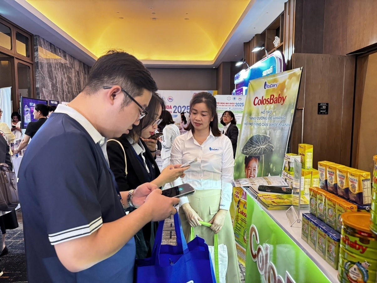 Gian h&agrave;ng VitaDairy được đ&ocirc;ng đảo c&aacute;c đại biểu đến tham quan v&agrave; trải nghiệm