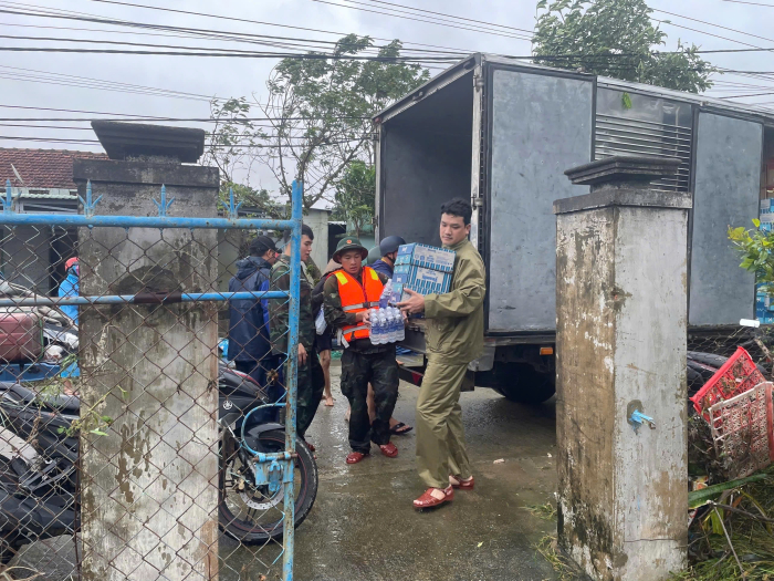 Nhân viên của Tập đoàn Hòa Phát tham gia hoạt động cứu trợ khẩn cấp cho các hộ dân bị ảnh hưởng bởi bão lũ tại xã Hòa Xuân, tỉnh Đắk Lắk. Ảnh: HPG Nhân viên của Tập đoàn Hòa Phát tham gia hoạt động cứu trợ khẩn cấp cho các hộ dân bị ảnh hưởng bởi bão lũ tại xã Hòa Xuân, tỉnh Đắk Lắk. Ảnh: HPG