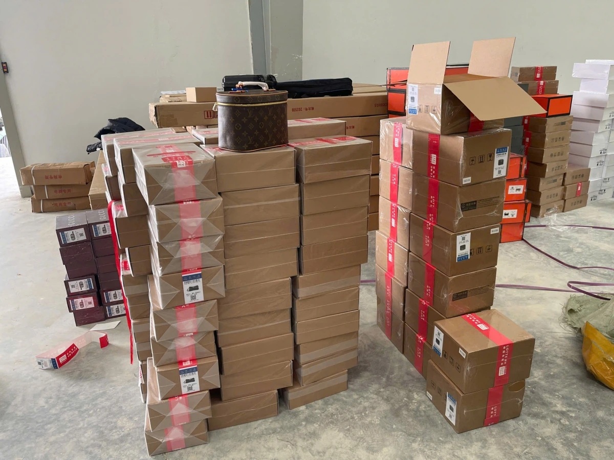 Thu giữ hàng nghìn sản phẩm giả mạo thương hiệu nổi tiếng tại cửa khẩu Hữu Nghị