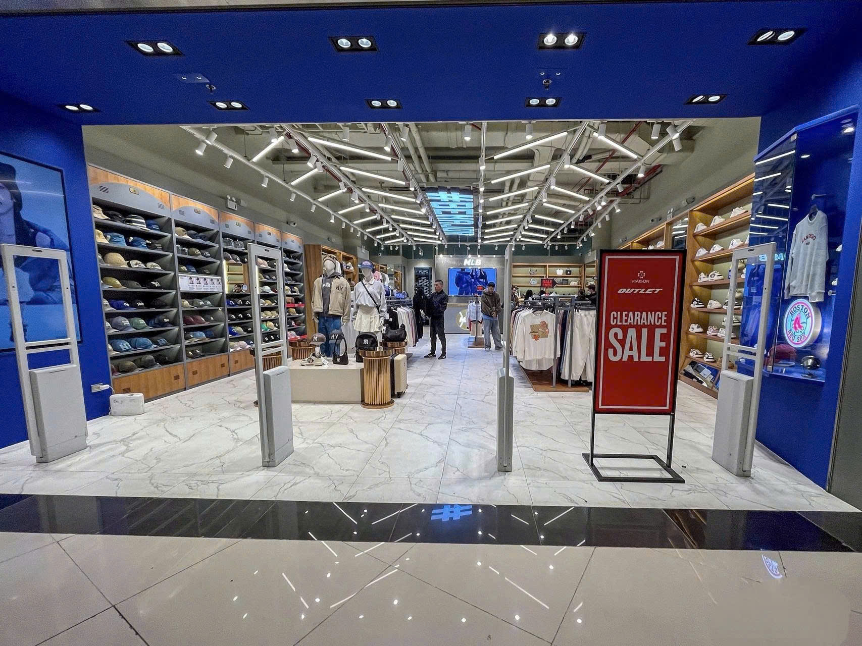 Tại các shop thời trang chỉ lác đác vài khách xem và lựa chọn đồ. Tình trạng này diễn ra hàng ngày. Tại các shop thời trang chỉ lác đác vài khách xem và lựa chọn đồ. Tình trạng này diễn ra hàng ngày.