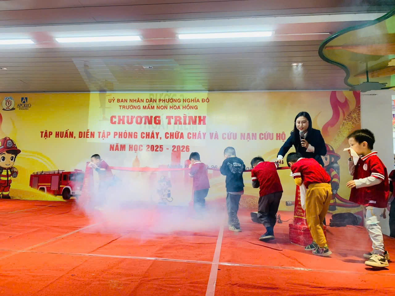 Các cô giáo thực hành thao tác thoát hiểm và hướng dẫn học sinh ngay trên sân khấu trong buổi tập huấn tại trường. Các cô giáo thực hành thao tác thoát hiểm và hướng dẫn học sinh ngay trên sân khấu trong buổi tập huấn tại trường.