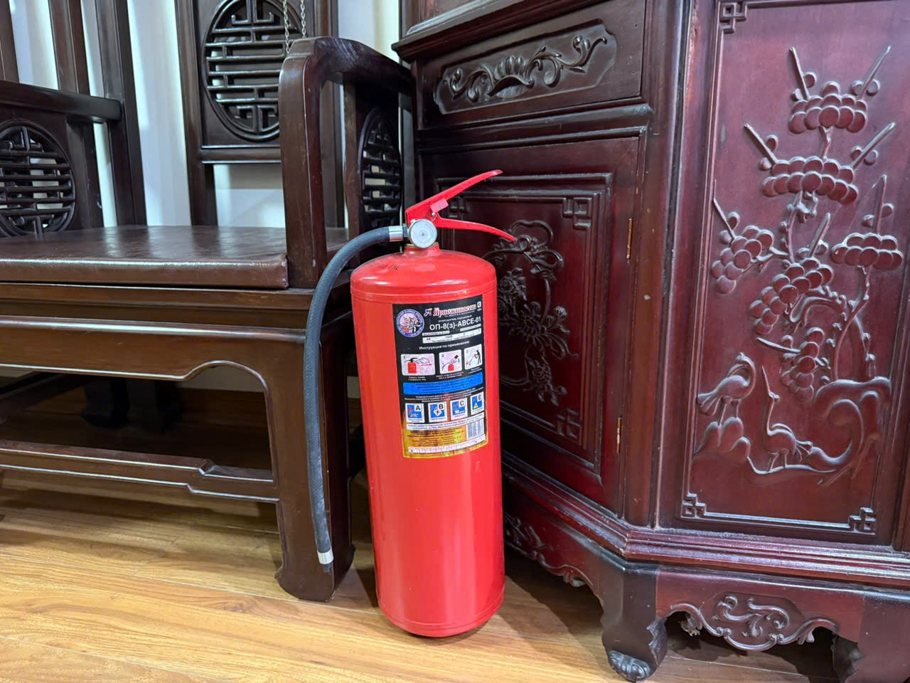 Minh họa người dân chủ động bố trí bình chữa cháy trong nhà để xử lý kịp thời khi có sự cố.