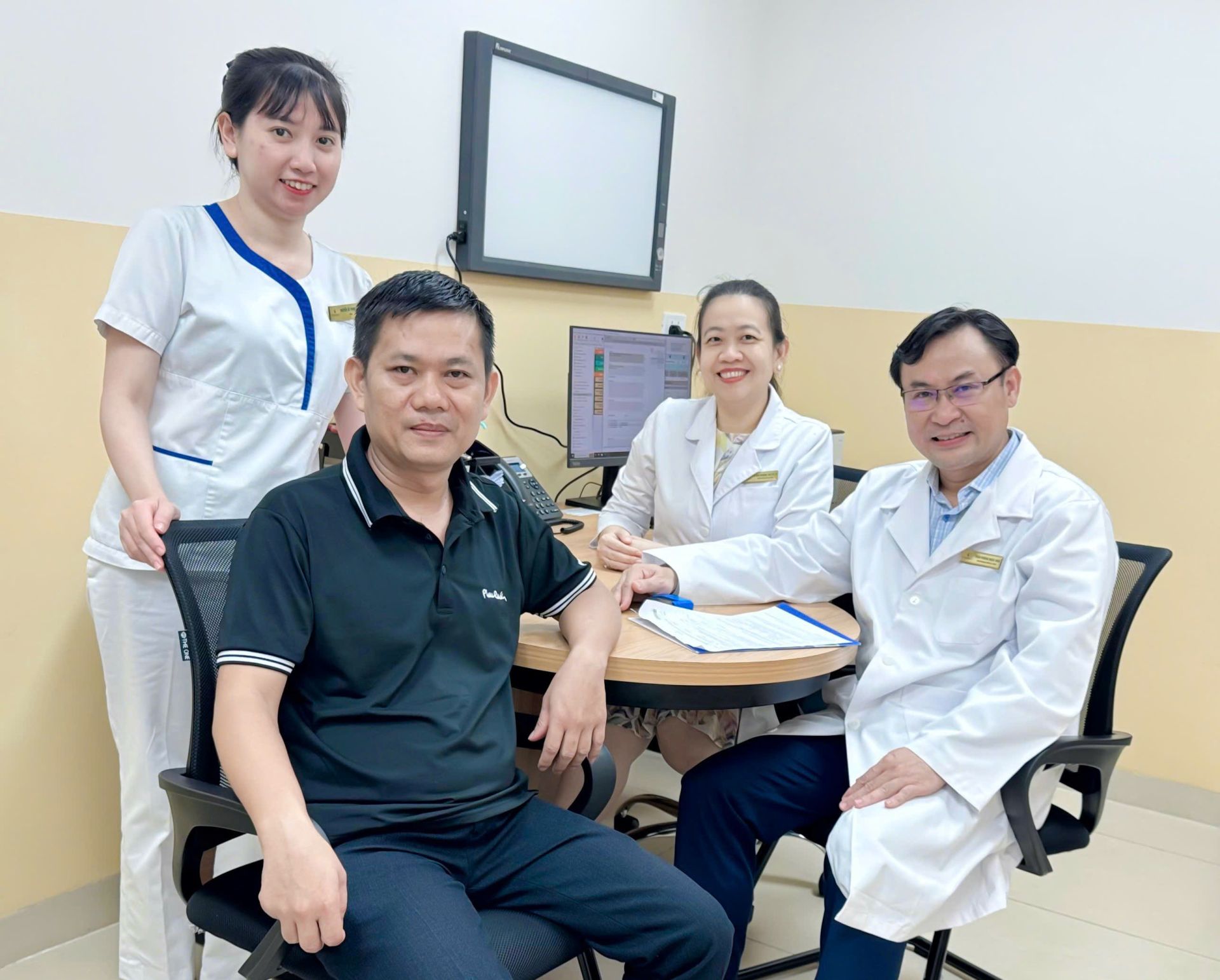 Các bác sĩ chúc mừng bệnh nhân sau ca bệnh thành công.