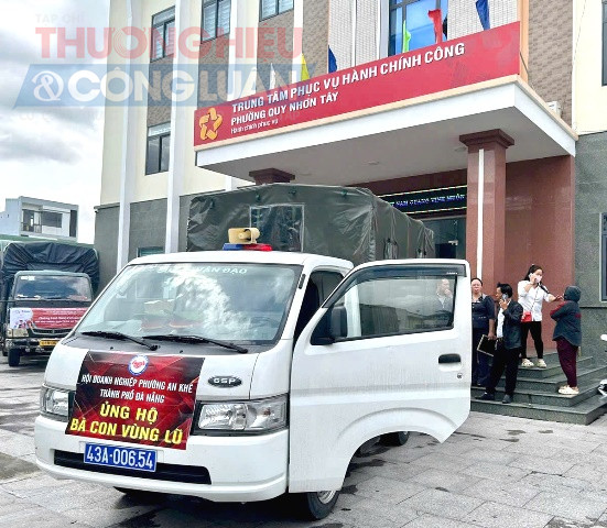 Những chuyến mang nặng nghĩa tình đến với bà con vùng lũ.