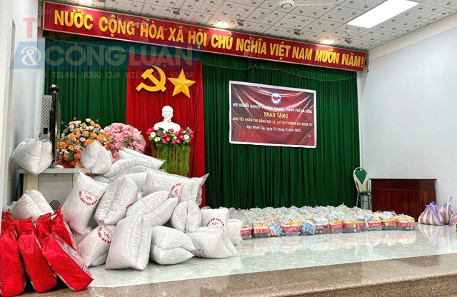 Nhu yếu phẩm được đến tận tay bà con vùng lũ.